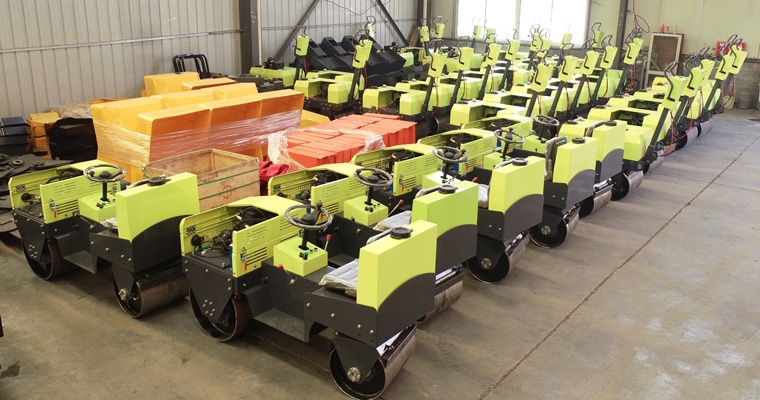 122cc太阳集成游戏集团一批小型压路机经青岛港出口印度