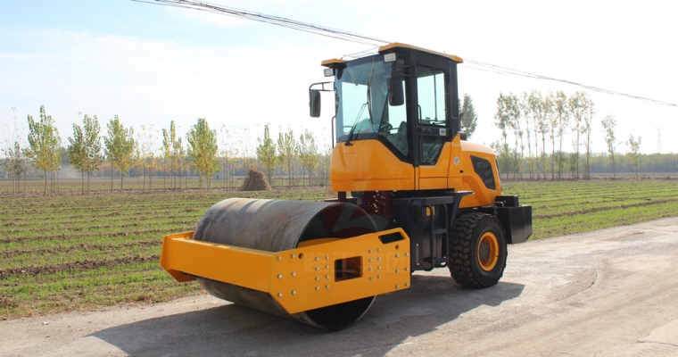 驾驶式压路机“；；；て琳稀薄寰部刂葡低